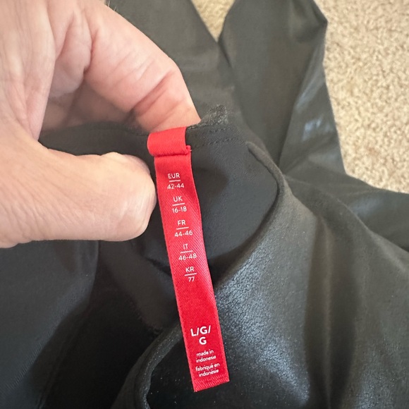 New condition, worn once. Spanx Faux Leather Leggings - Picture 4 of 4